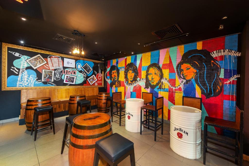 Citymax al Barsha bāra zona ar krāsainiem sienu gleznojumiem