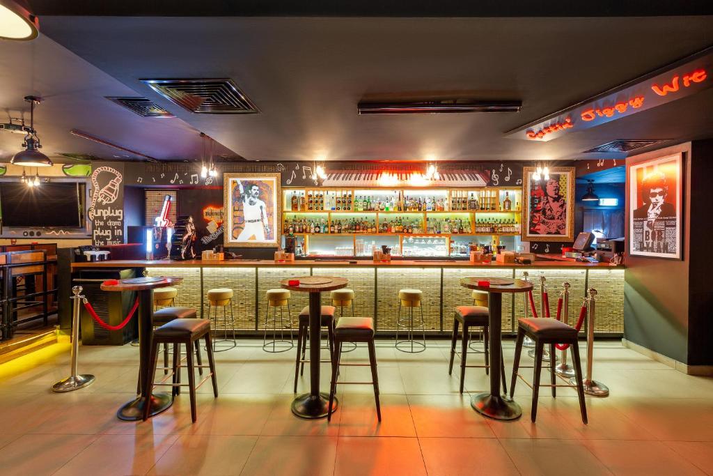 Citymax al Barsha bārs ar modernu interjeru un spilgtām gaismām.