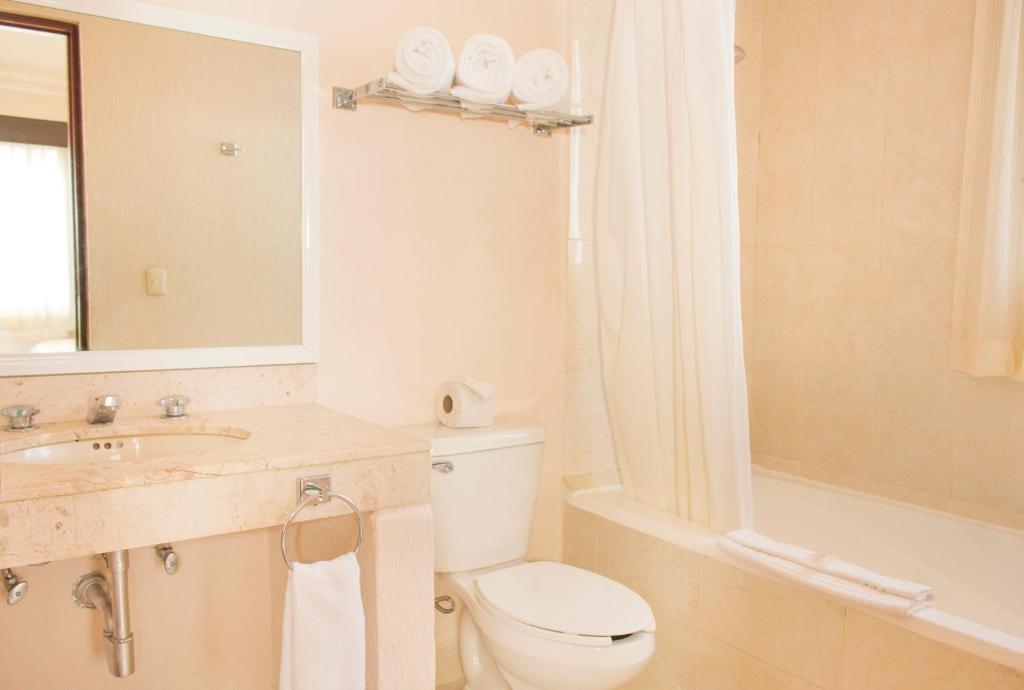 Moderns vannas istaba viesnīcā All Ritmo Cancun Resort & Waterpark ar vannu un izlietni.