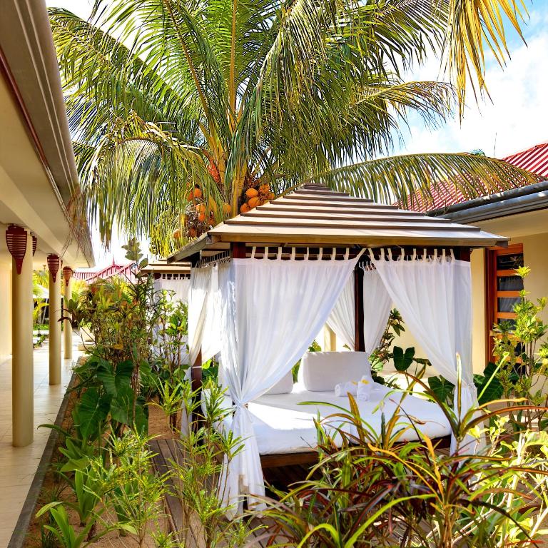 Miera oāze pie Tamassa Bel Ombre ar guļamvietu zem palmu lapām.