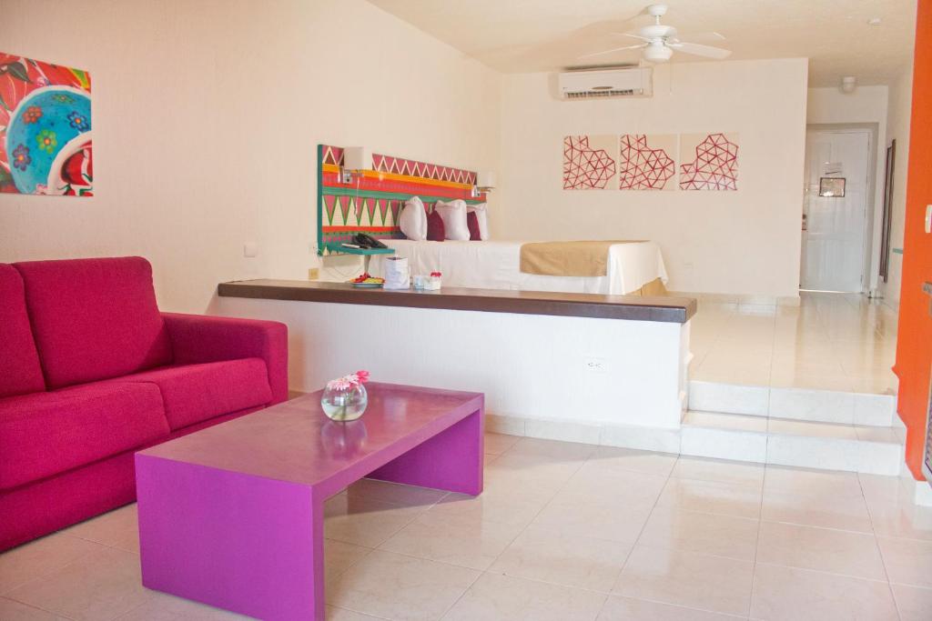 Mūsdienīgs un krāsains numurs All Ritmo Cancun Resort & Waterpark