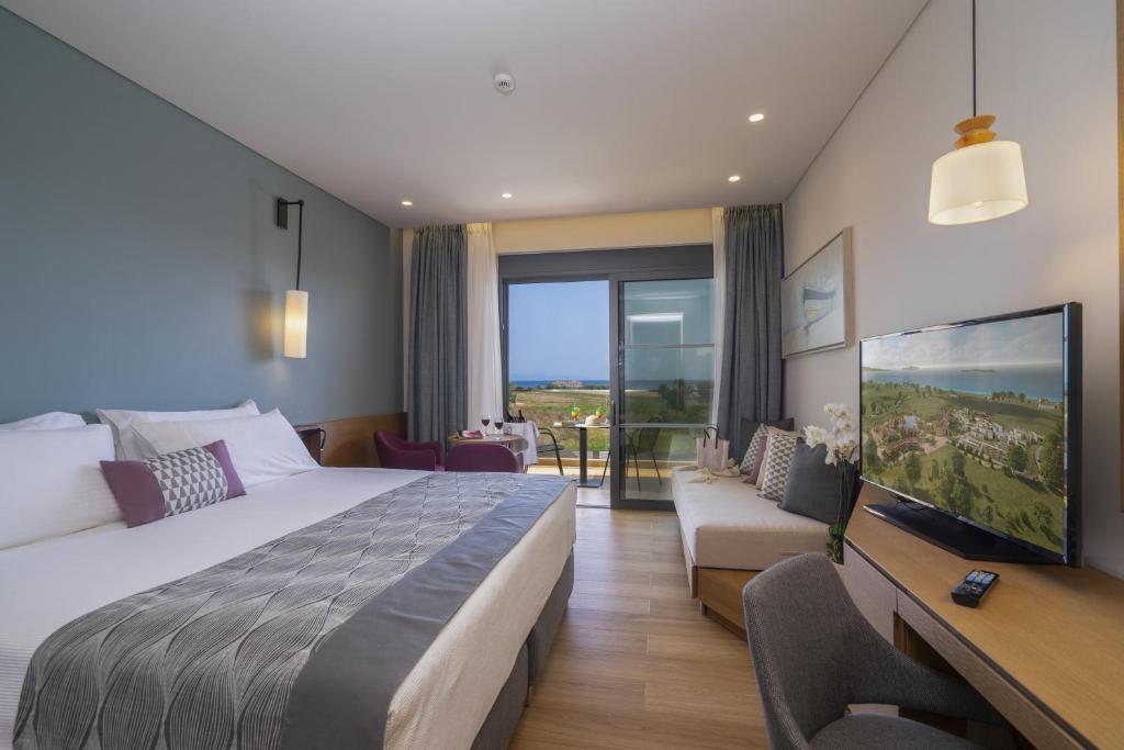 Mūsdienīgs viesnīcas numurs ar plašu logu, no kura paveras skats uz dabu. Interjers ir elegants, ar gultu, TV un komfortablu sēdvietu.