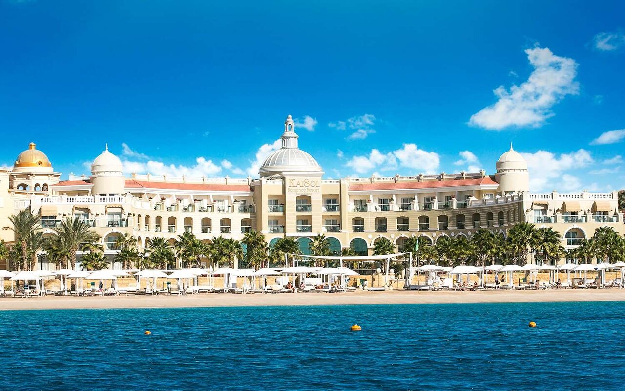 KaiSol Romance Resort piekrastē ar palmām un saulessargiem