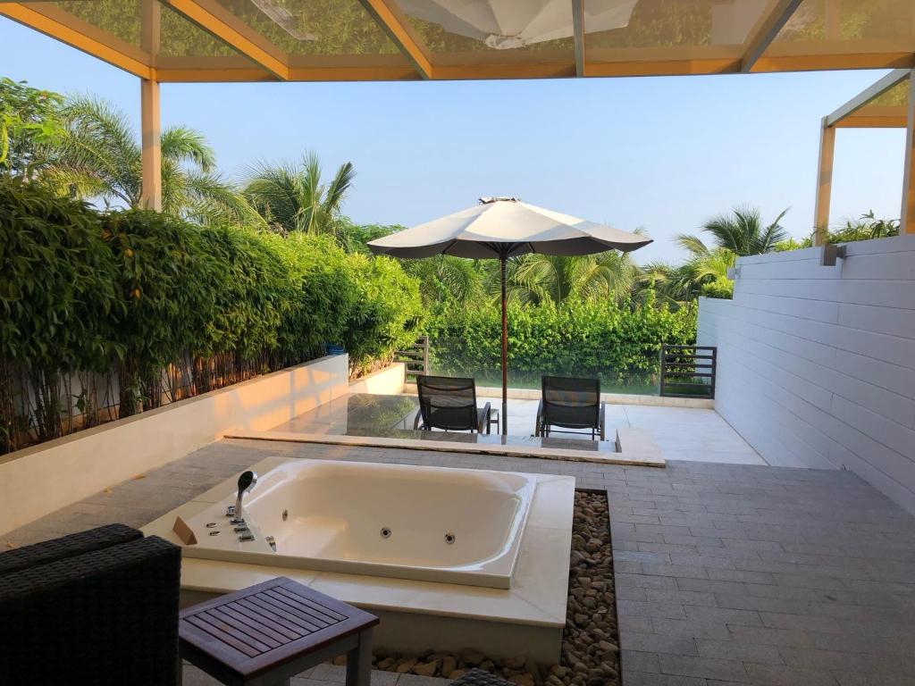 Terase ar džakuzi un skatu uz baseinu The Cliff Resort & Residences