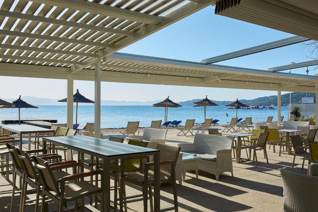 Pludmales bārs ar ērtām mēbelēm un jumtiem, kas piedāvā skatu uz jūru un sauļošanās krēsliem. Ideāla vieta atpūtai un relaksācijai pie ūdens.