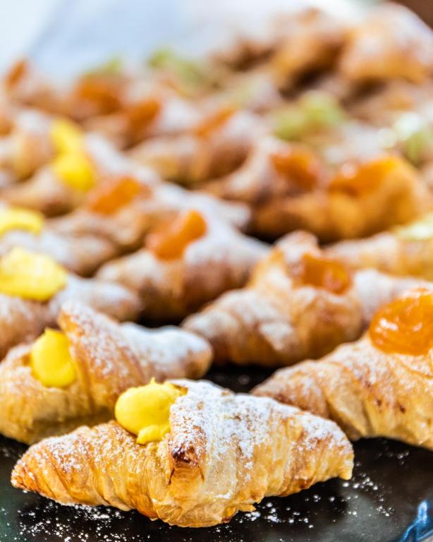 Krustaina konditoreja ar krēmveida pildījumu un augļu pārklājumu. Šie saldie gardumi ir apburoši un ideāli piemēroti brokastīm vai uzkodām.