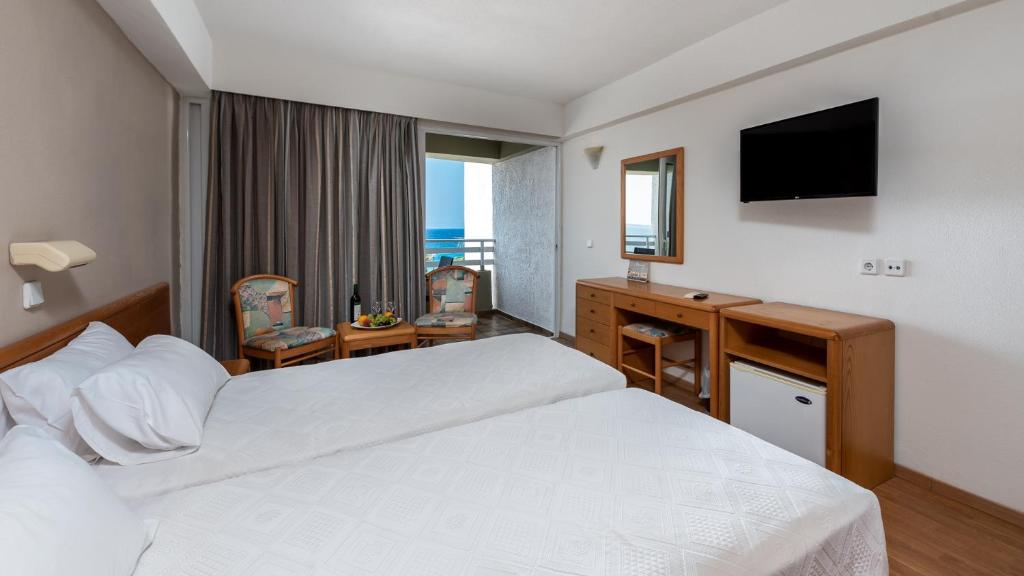 Mūsdienīgs viesnīcas numurs ar divām atsevišķām gultām, televizoru un mini ledusskapi, kas piedāvā skatu uz jūru. Numurā ir ērtas mēbeles un gaišs interjers.