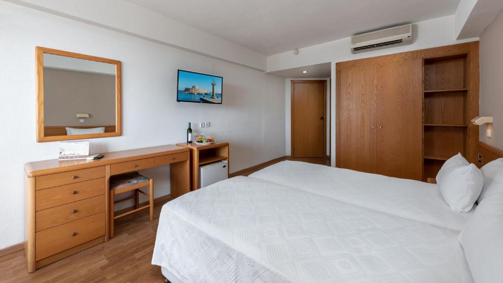 Mūsdienīgs viesnīcas numurs ar divām gultām, koka mēbelēm un televizoru, kas rāda skatu uz ostu. Numurā ir rakstāmgalds, mini ledusskapis un gaisa kondicionieris.