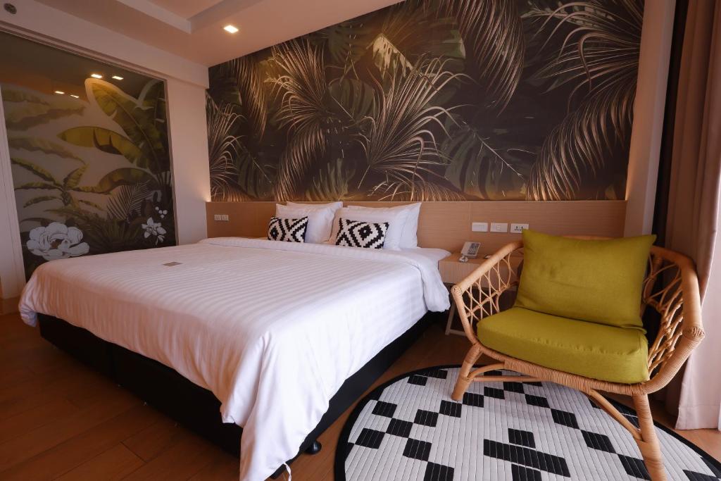 Panan Krabi Resort moderns numurs ar tropu motīvu sienu un ērtu dīvānu