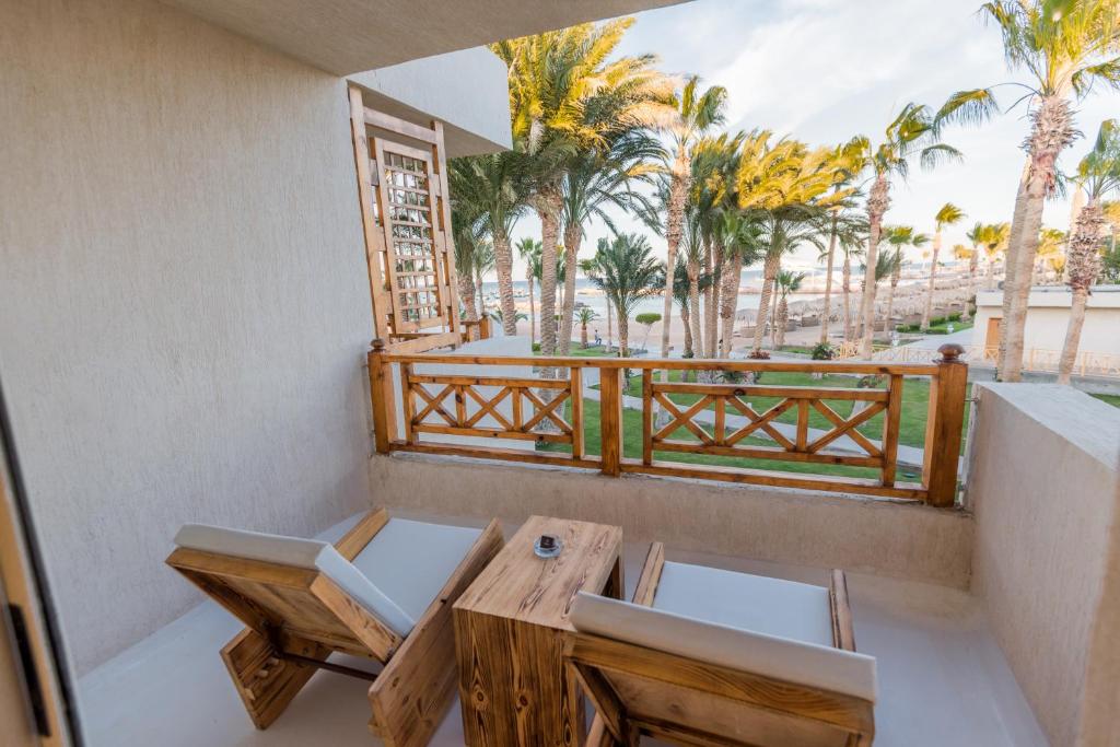 Meraki Resort balkons ar skatu uz palmu dārzu un jūru