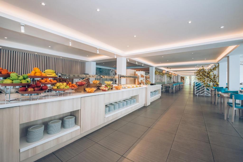 Moderns restorāns ar plašu augļu un ēdienu izvēli, gaišs interjers un eleganta atmosfēra. Ideāls vieta brokastīm un relaksācijai.