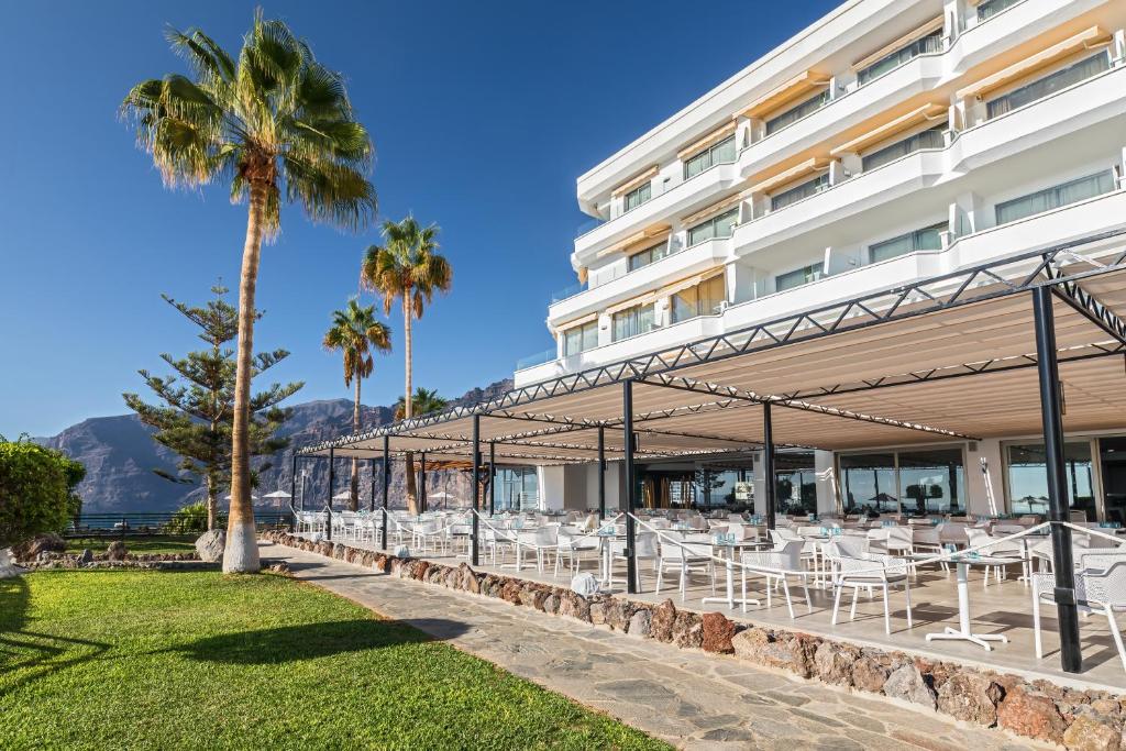 Mūsdienīgs restorāns ar terasi, kas piedāvā brīnišķīgu skatu uz kalniem un palmām, atrodas viesnīcu kompleksā. Terase ir aprīkota ar elegantiem galdiem un krēsliem, radot relaksējošu atmosfēru.