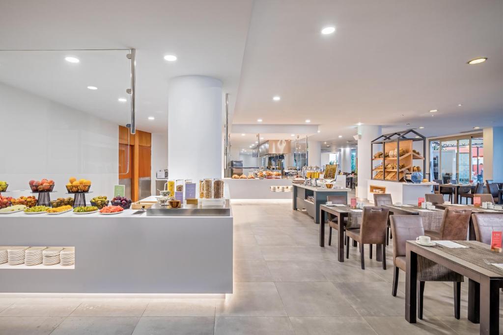 Mūsdienīgs restorāns ar plašu brokastu bufeti, kas piedāvā augļus, graudus un maizes izstrādājumus. Gaisīga un eleganta iekārtojuma vide, kas aicina uz komfortablu maltīti.