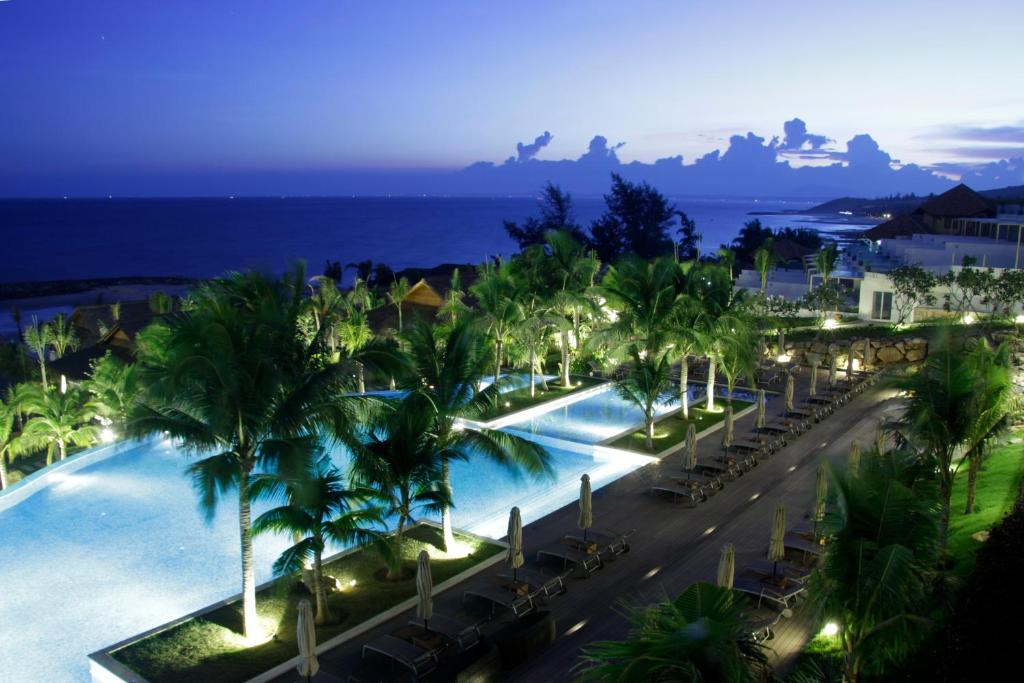 The Cliff Resort & Residences peldbaseins saulrieta laikā