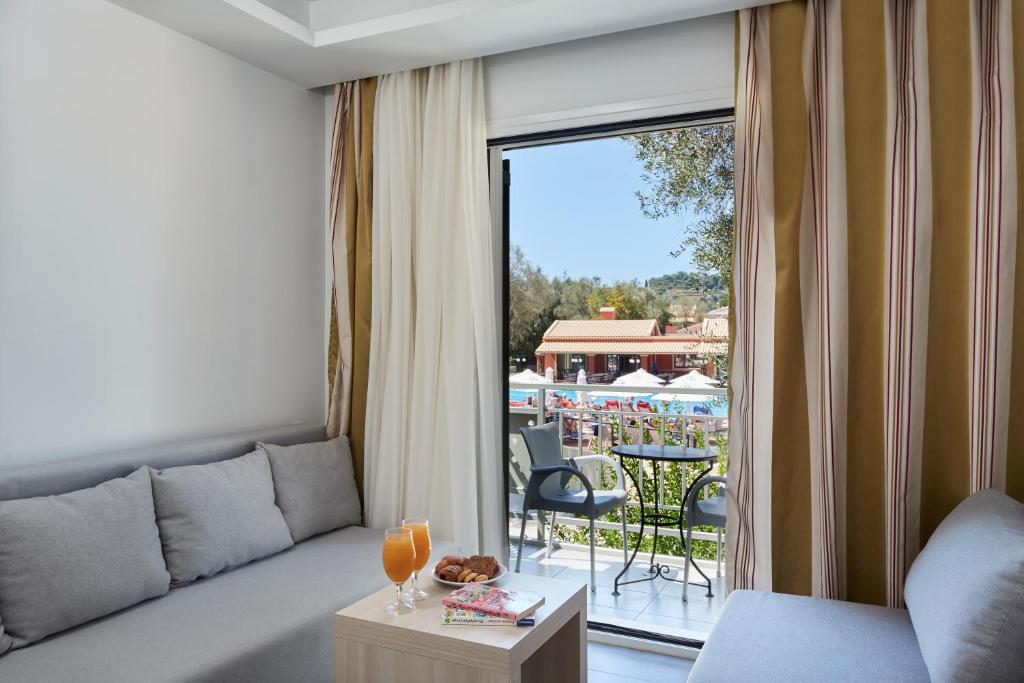 Sentido Apollo Palace numurs ar balkonu un skatu uz baseinu.