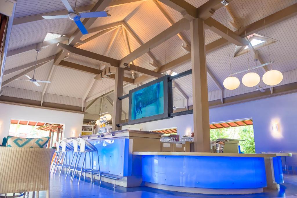 Mūsdienīgs bārs ar zilām akcentiem un augstiem krēsliem Tamassa Bel Ombre.