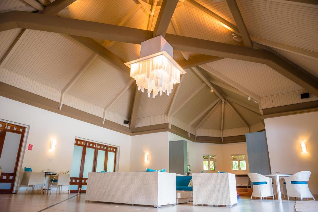 Mūsdienīgs interjers viesnīcā Tamassa Bel Ombre ar plašu telpu un elegantu apgaismojumu.