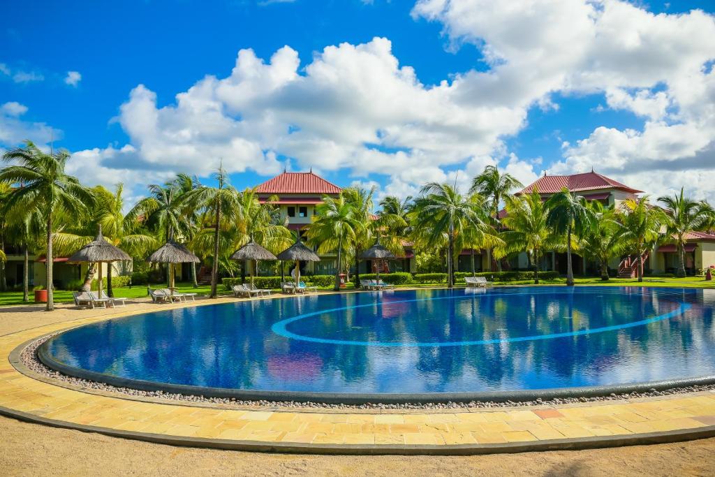 Tamassa Bel Ombre viesnīcas baseins ar palmām un skaidru debesīm