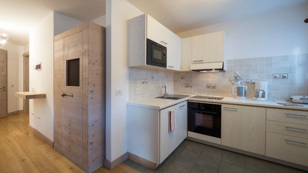 Modernās virtuvē ir gaiši koka skapji un mūsdienīgi virtuves aparāti, kas nodrošina ērtu un funkcionālu telpu. Gaismas un minimālisma dizains rada mājīgu atmosfēru.