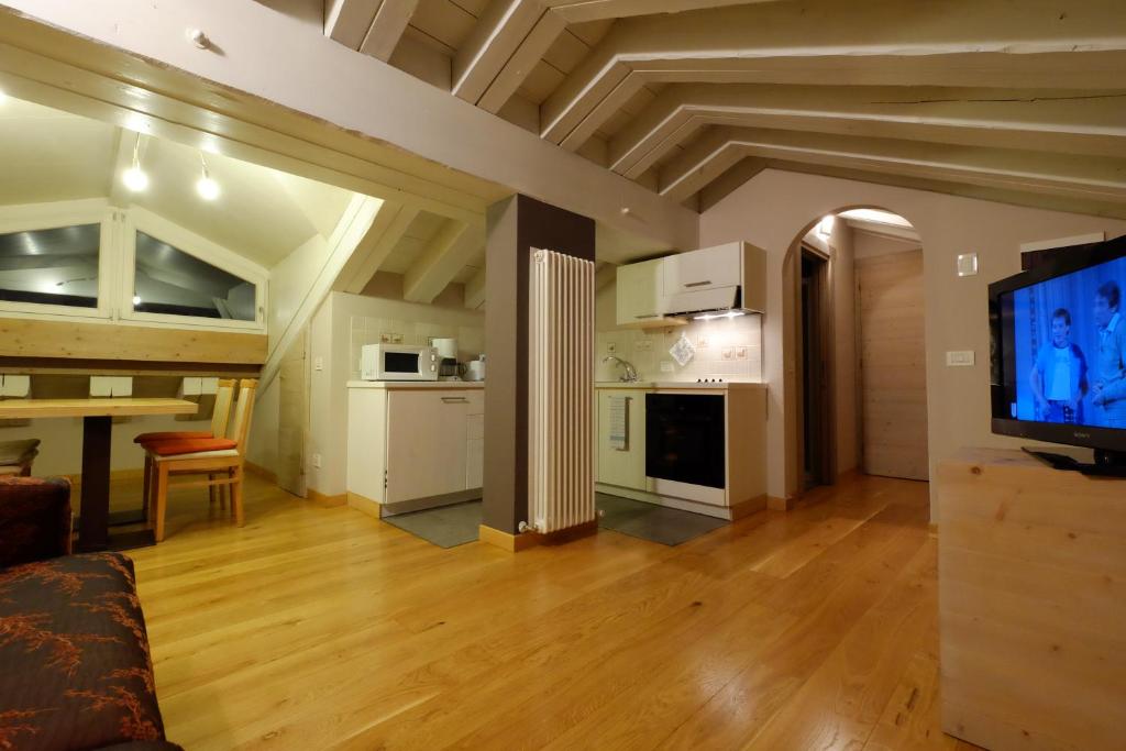 Mūsdienīgs, labi izgaismots dzīvoklis ar augstām griestiem, koka grīdu un atvērtu virtuvi, kas savienota ar ēdamistabu. Interjerā ir moderns dizains un mājīga atmosfēra.