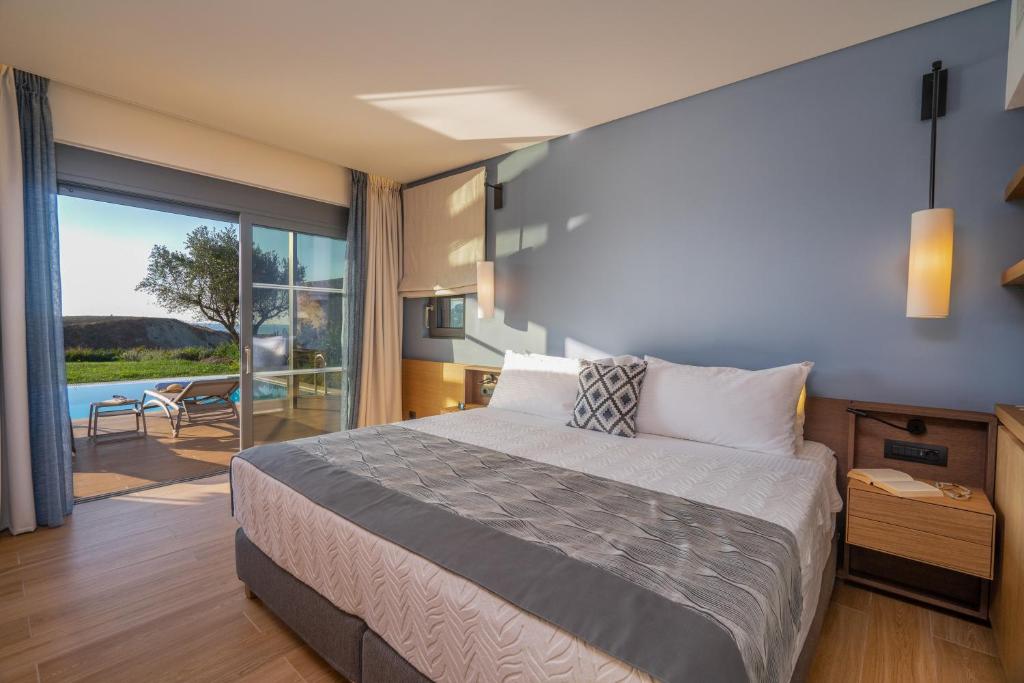 Mūsdienīgs guļamistabas interjers ar plašu logu, kas ved uz āra terasi un peldbaseinu. Gultā ir mīkstas spilveni un eleganti gultas veļa, radot relaksējošu atmosfēru.