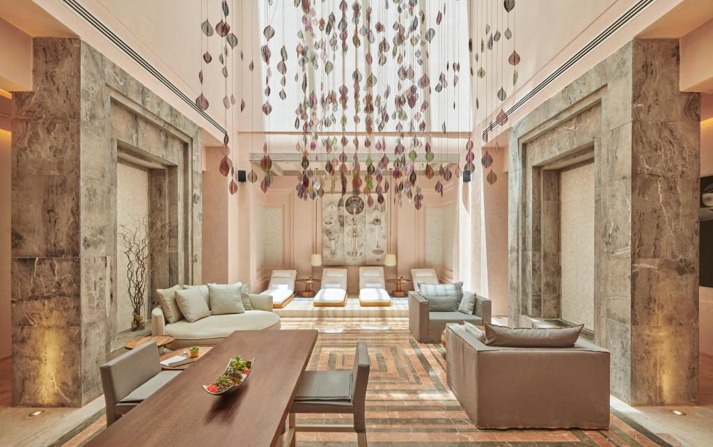 Mūsdienīgs un elegants interjers ar māksliniecisku gaismojumu un relaksējošām sēdvietām, kas veido mierīgu atmosfēru. Iekšējā telpa ir dekorēta ar stilīgām detaļām un dabas elementiem.