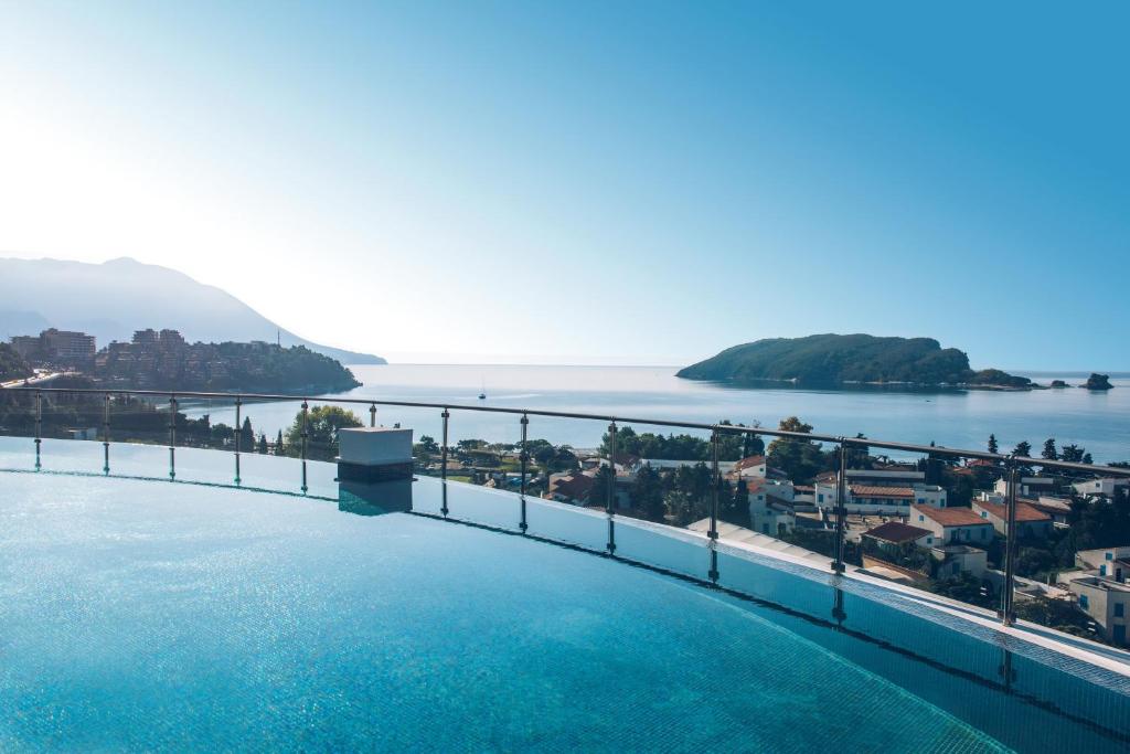 Skats uz jūru no baseina malas ar panorāmas skatu uz kalniem un apdzīvotām vietām. Ideāla vieta relaksācijai un atpūtai.