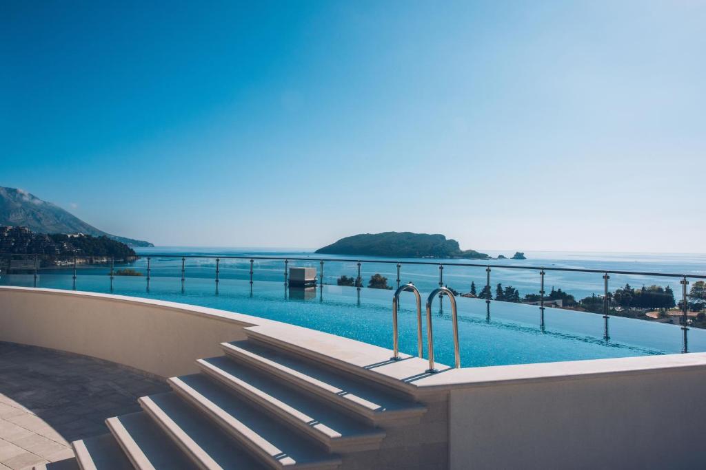 Baseina zona ar skatu uz jūru un kalniem, skaidrā debesīs. Ideāla vieta atpūtai un relaksācijai.