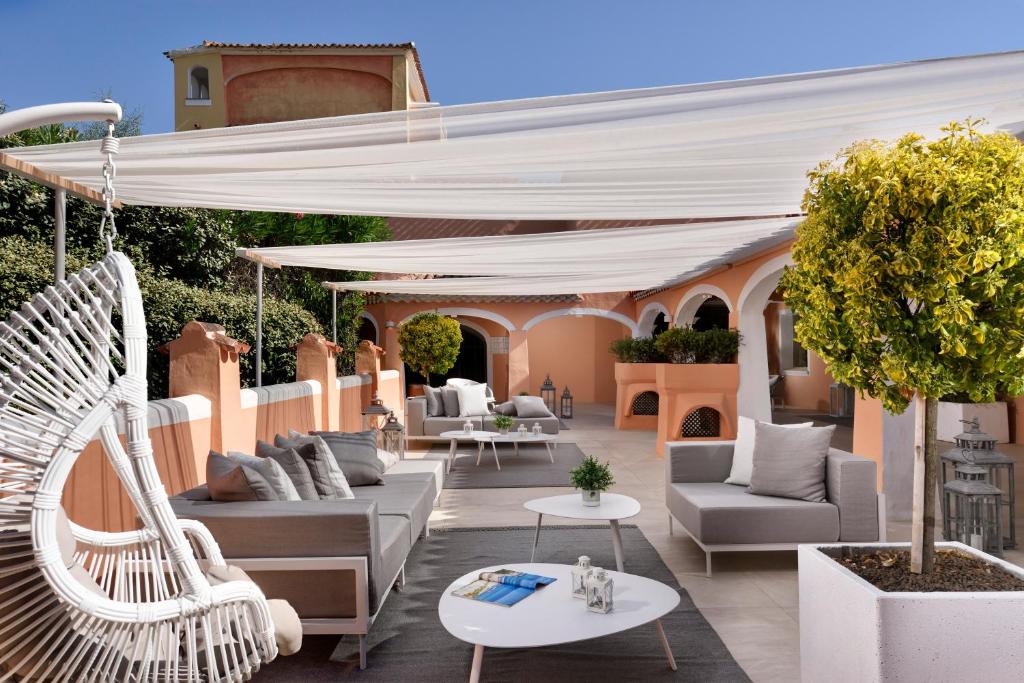 Eleganta terase ar modernu mēbeļu dizainu un šūpuļkrēslu, kā arī zaļu augi un saules aizsargājoši audumi. Ideāla vieta atpūtai un relaksācijai.