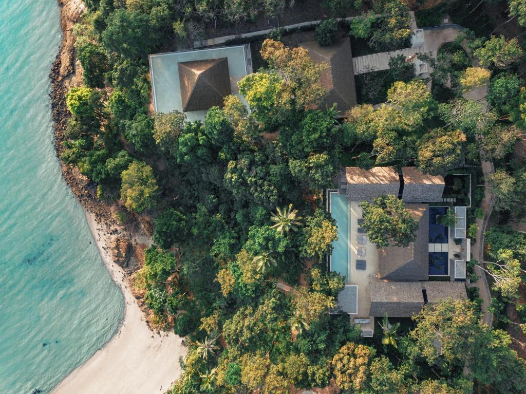 Skats uz Island Escape by Burasari viesnīcu piekrastē, ieskautu dabā.