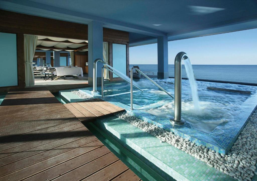 Mūsdienīgs spa komplekss ar burbuļvannu un panorāmas skatu uz jūru, radot relaksējošu atmosfēru. Ideāla vieta atpūtai un labsajūtai.