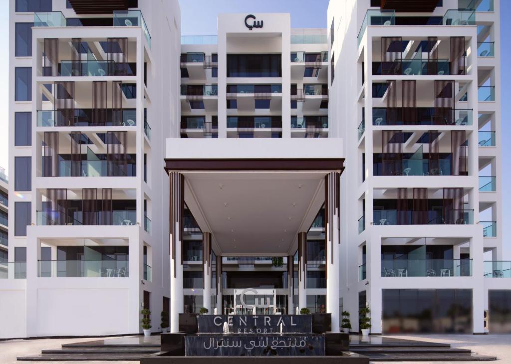 Mūsdienīgs viesnīcas komplekss ar elegantu arhitektūru un plašiem balkoniem, kas nodrošina komfortu un stilu. Centrālā ieeja ar zīmolu "Central Resort" izceļ viesnīcas modernitāti.