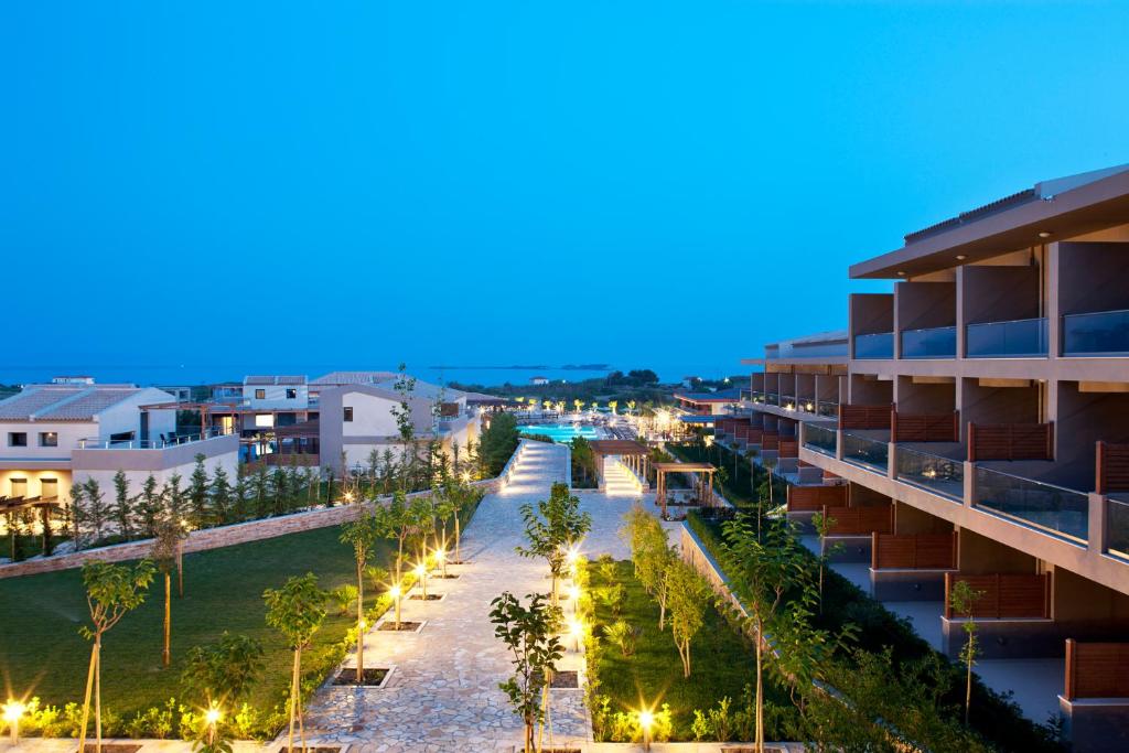 Mūsdienīgs kūrorts ar gleznainu ainavu, apgaismojumu un dārziem, kas atrodas pie jūras. Vakarā redzama relaksējoša atmosfēra un mierīga vide.