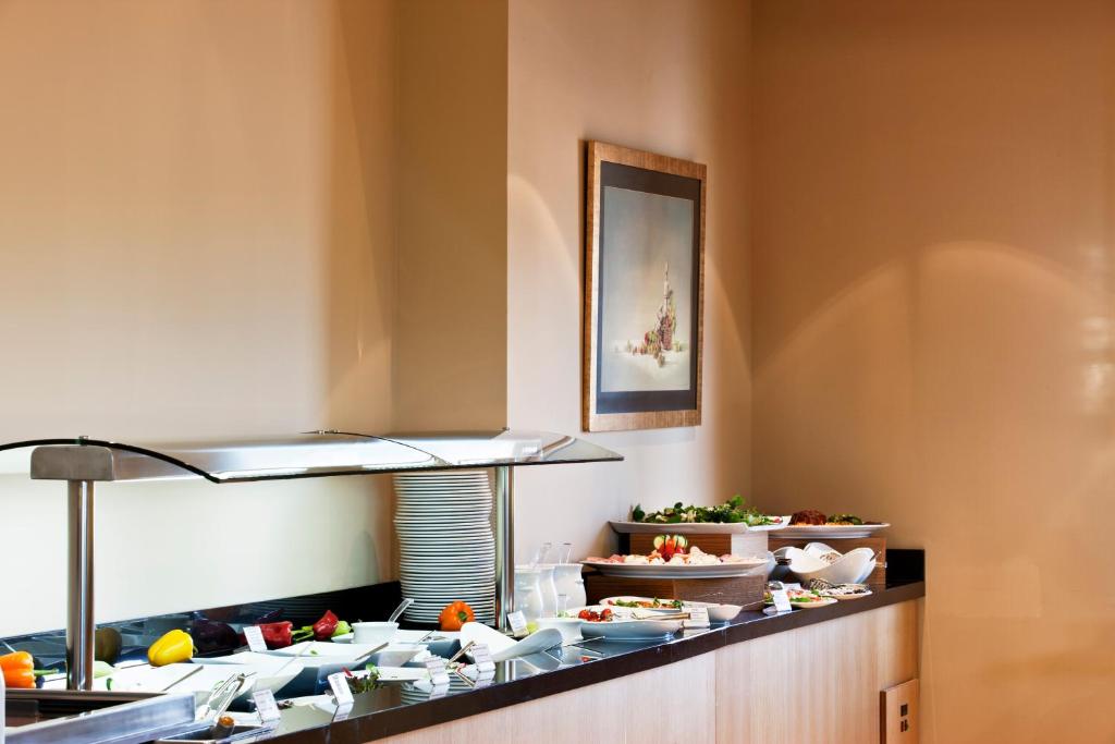 Bufete ar dažādiem ēdieniem un dzērieniem, dekorēta ar gleznām un elegantu interjeru. Ideāla vieta brokastīm vai vieglām maltītēm.