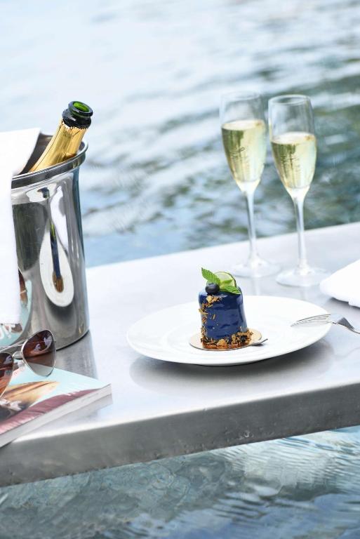 Deserts pie Radisson Blu Poste Lafayette Resort & SPA pie baseina.