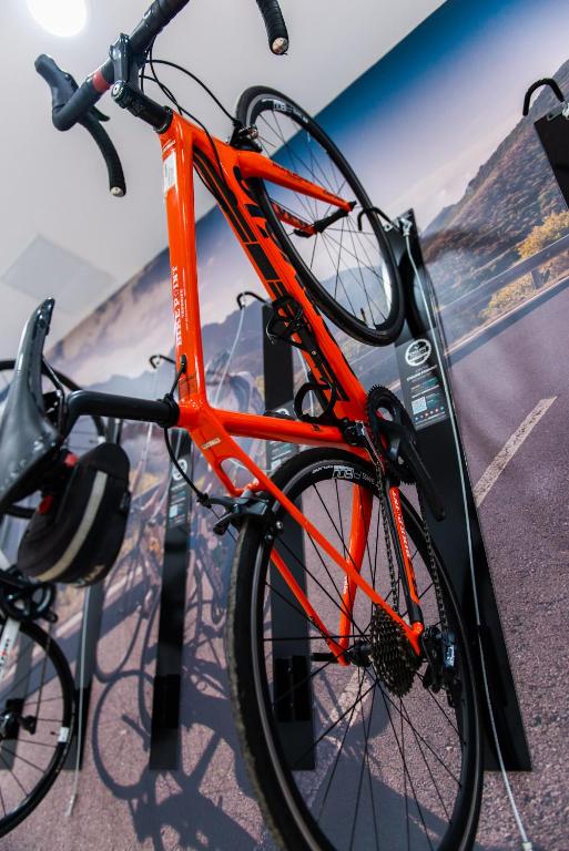 Sarkans velosipēds pie sienas, Arona Gran Hotel & Spa.