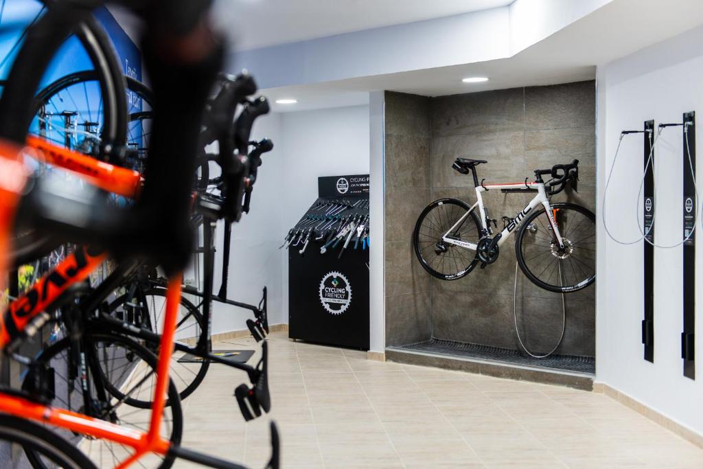 Arona Gran Hotel & Spa velosipēdu telpa ar remontu aprīkojumu