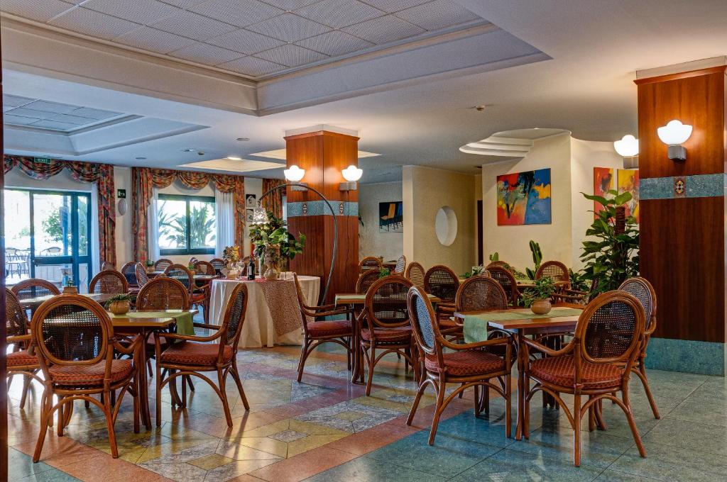 Mūsdienīgs restorāns ar elegantām rattan mēbelēm, kas izrotāts ar augiem un mākslas darbiem. Gaisotne ir silta un aicinoša, ideāla vieta relaksācijai un maltītēm.