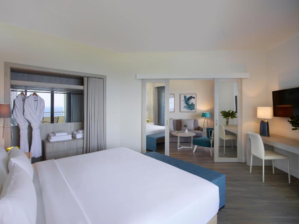 Mūsdienīgs viesnīcas numurs ar plašu gultu, atpūtas zonu un tīru, gaišu interjeru. Numurā ir arī rakstāmgalds un televizors, radot komfortablu atmosfēru.