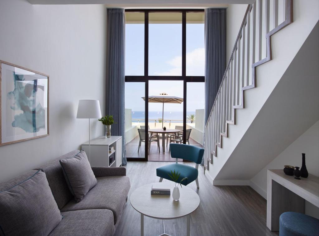 Mūsdienīgs dzīvoklis ar plašu logu un jūras skatu, gaišs interjers, ērti mēbeļu izkārtojumi un moderns dekors. Ideāla telpa atpūtai un relaksācijai.