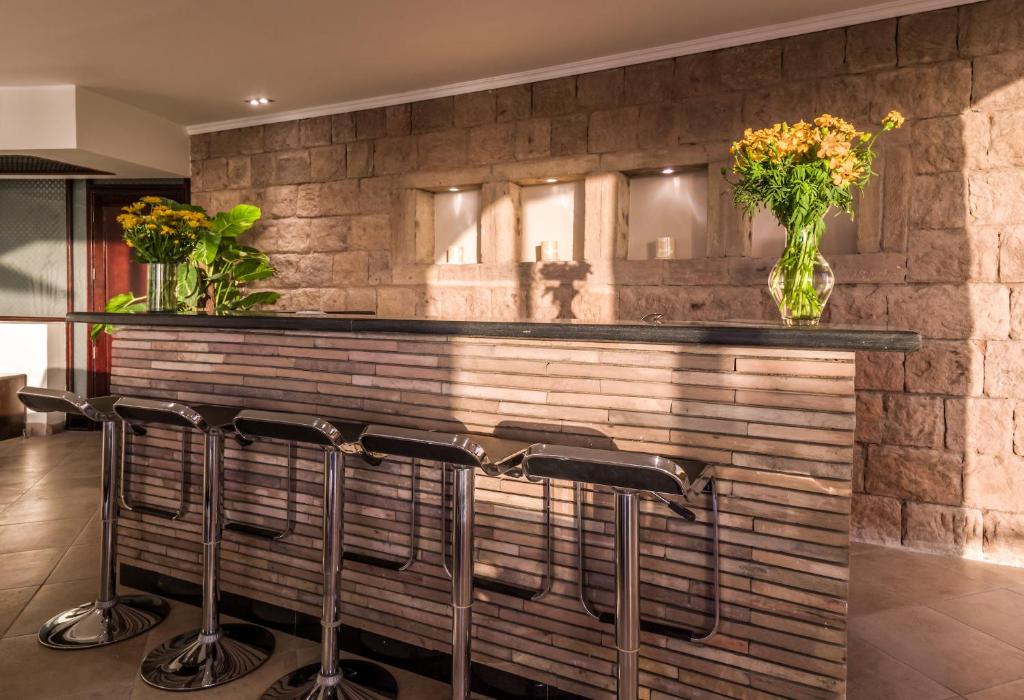 Fort Arabesque Resort, Spa & Villas bāra lete ar augiem un krēsliem