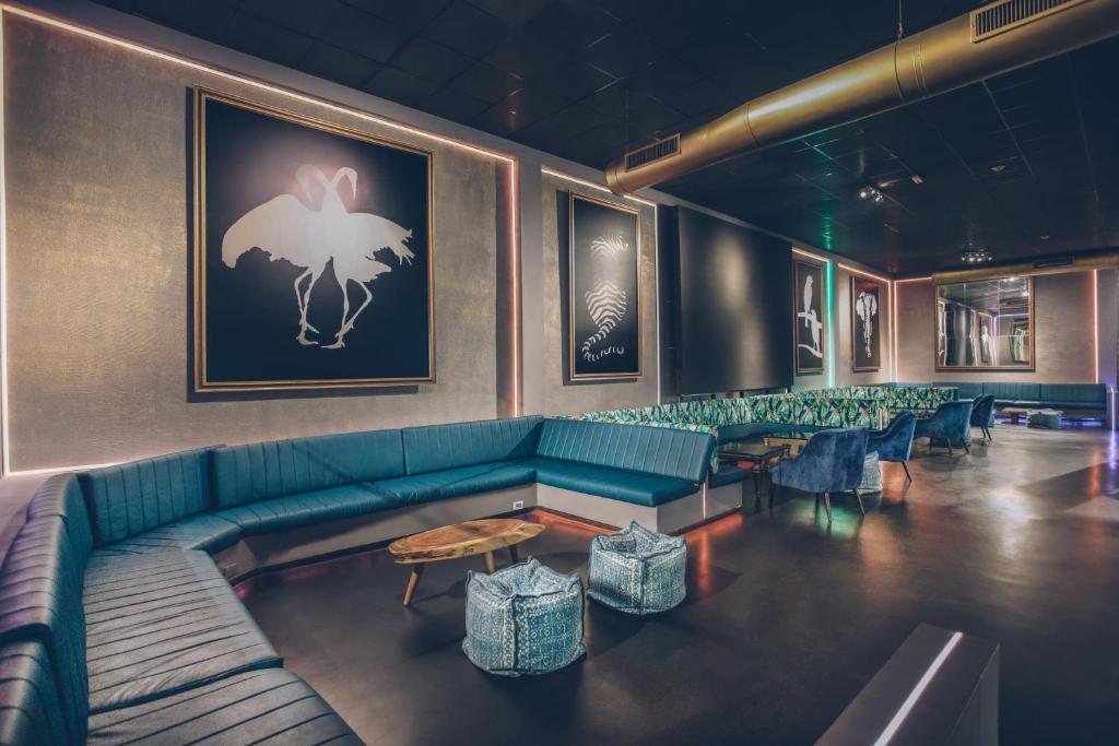 Mūsdienīgs interjers ar elegantiem mākslas darbiem, ērtiem dīvāniem un apgaismojumu, kas rada relaksējošu atmosfēru. Ideāla vieta atpūtai un socializācijai.