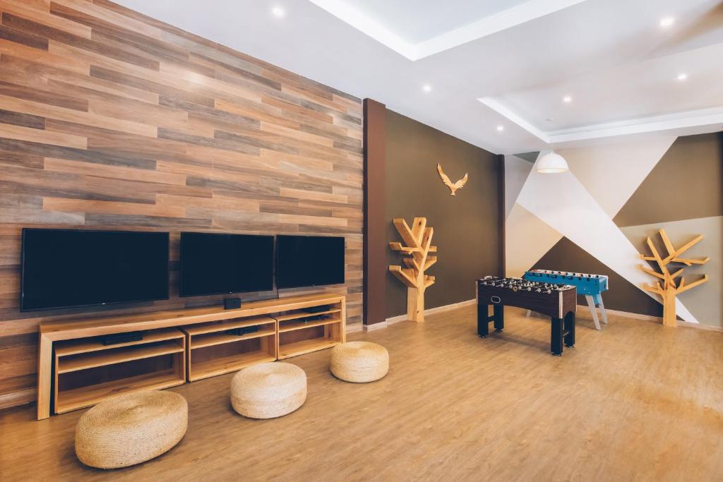 Mūsdienīga telpa ar koka apdari, trīs televizori, futbola galda spēle un ērtas sēdvietas. Ideāla vieta relaksācijai un izklaidei.