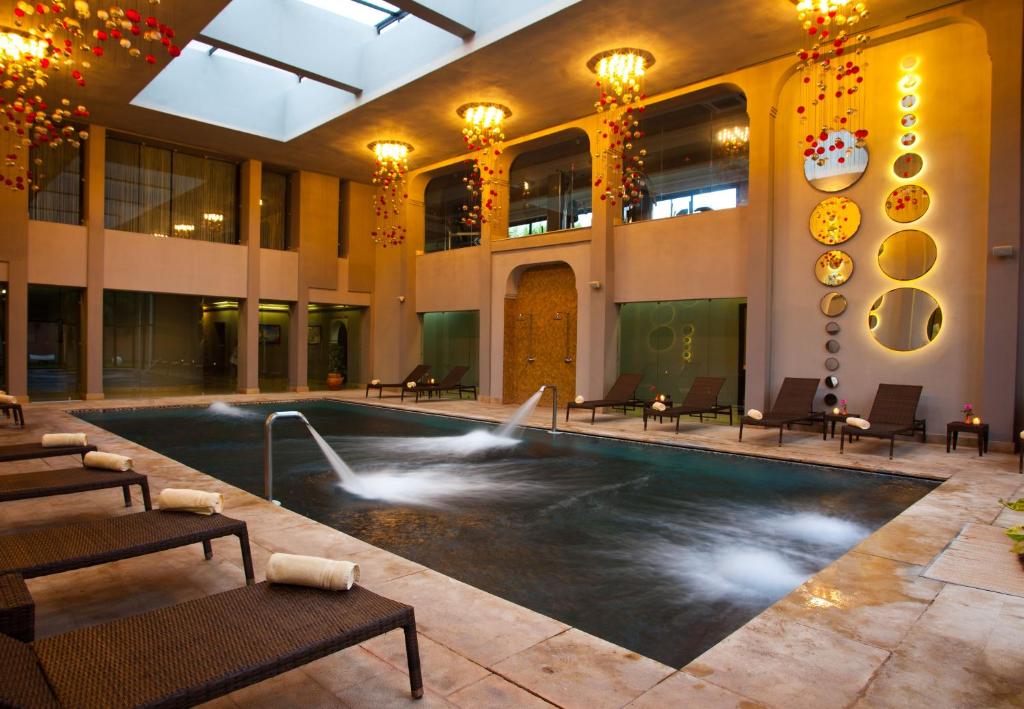 Mūsdienīgs spa ar baseinu, atpūtas krēsliem un elegantu apgaismojumu, radot relaksējošu atmosfēru. Dekorēts ar krāsainām rotām un spoguļiem.