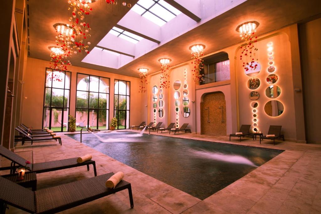 Mūsdienīgs spa ar lielu baseinu un elegantu interjeru, apgaismots ar izsmalcinātām lustrajām un dekoratīvām detaļām. Lielie logi nodrošina dabisko apgaismojumu un svaigu gaisu.