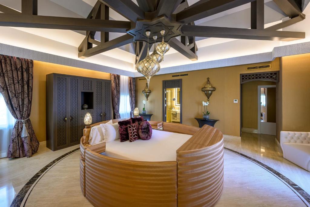 Mūsdienīga guļamistaba ar elegantu dizainu, centrālais gultas elements un izsmalcināti apgaismojumi. Interjers ir veidots ar greznu tekstūru un krāsām, radot patīkamu atmosfēru.