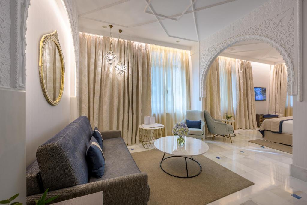 Mūsdienīga viesnīcas numura interjers ar elegantiem audumiem, modernu mēbelēm un stilīgu apgaismojumu, radot komfortablu un patīkamu atmosfēru.