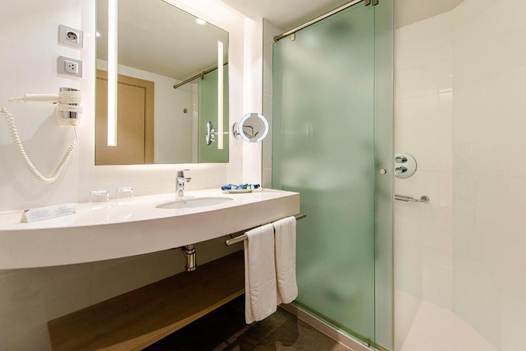 Arona Gran Hotel & Spa vannas istaba ar mūsdienīgu dizainu.