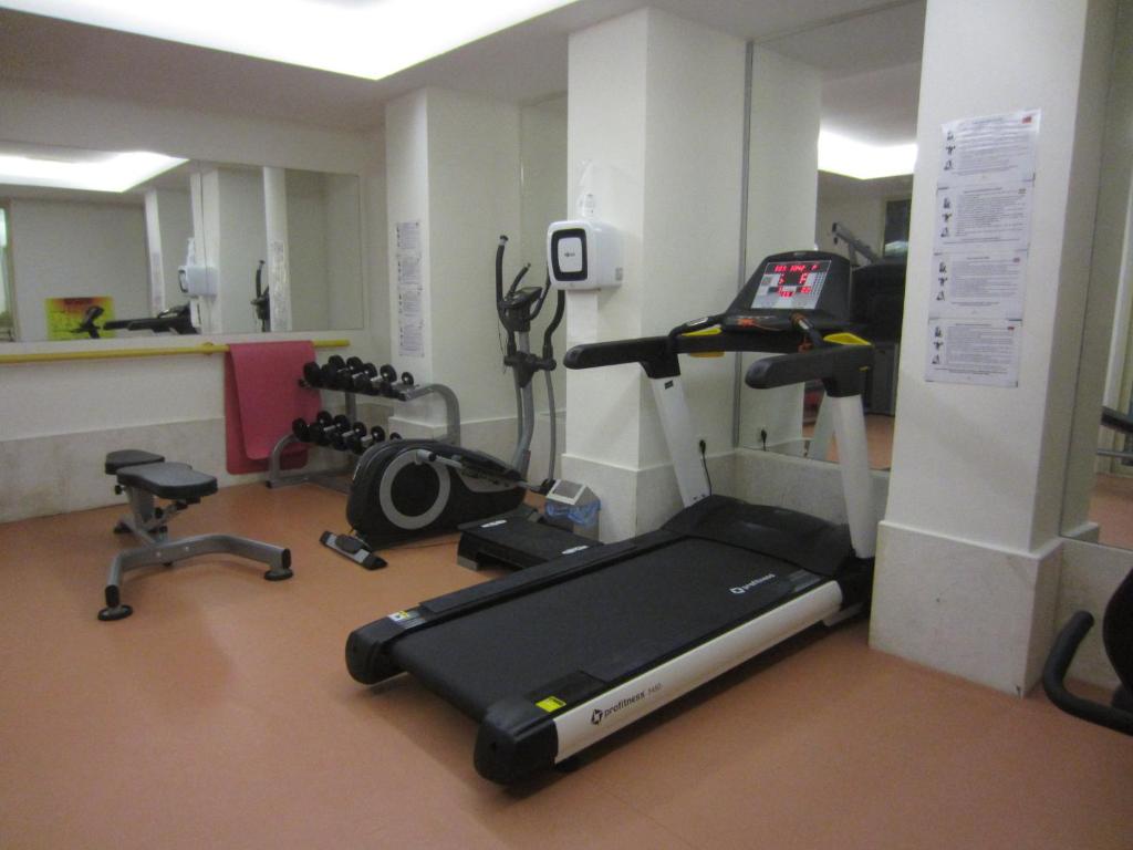 Sporta zāles iekārtojums ar skrejceliņu, elipses trenažieri, hantelēm un soliņu. Gaisīga vide ar spoguļiem un sporta aprīkojumu, kas veicina aktīvu dzīvesveidu.