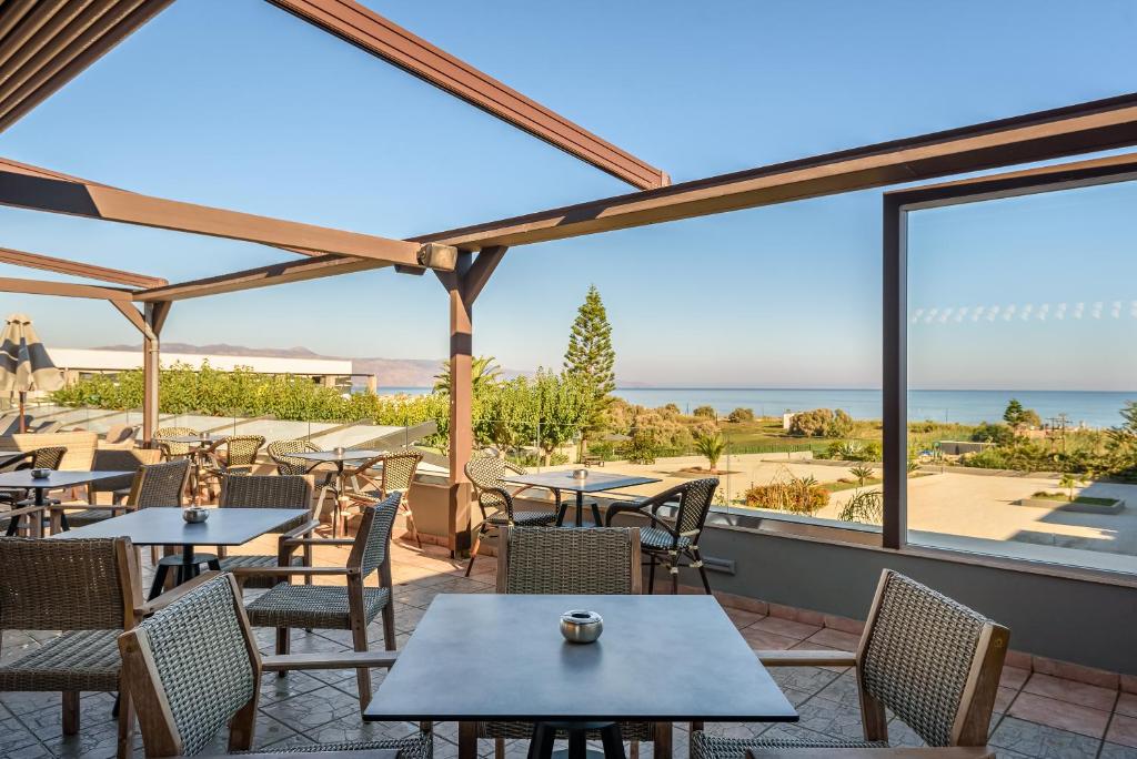 Terases skats ar galdiem un krēsliem, kas vērsti uz jūru un dārzu, radot relaksējošu atmosfēru. Ideāli piemērota vieta, lai izbaudītu brīnišķīgu skatu un mierīgu noskaņu.